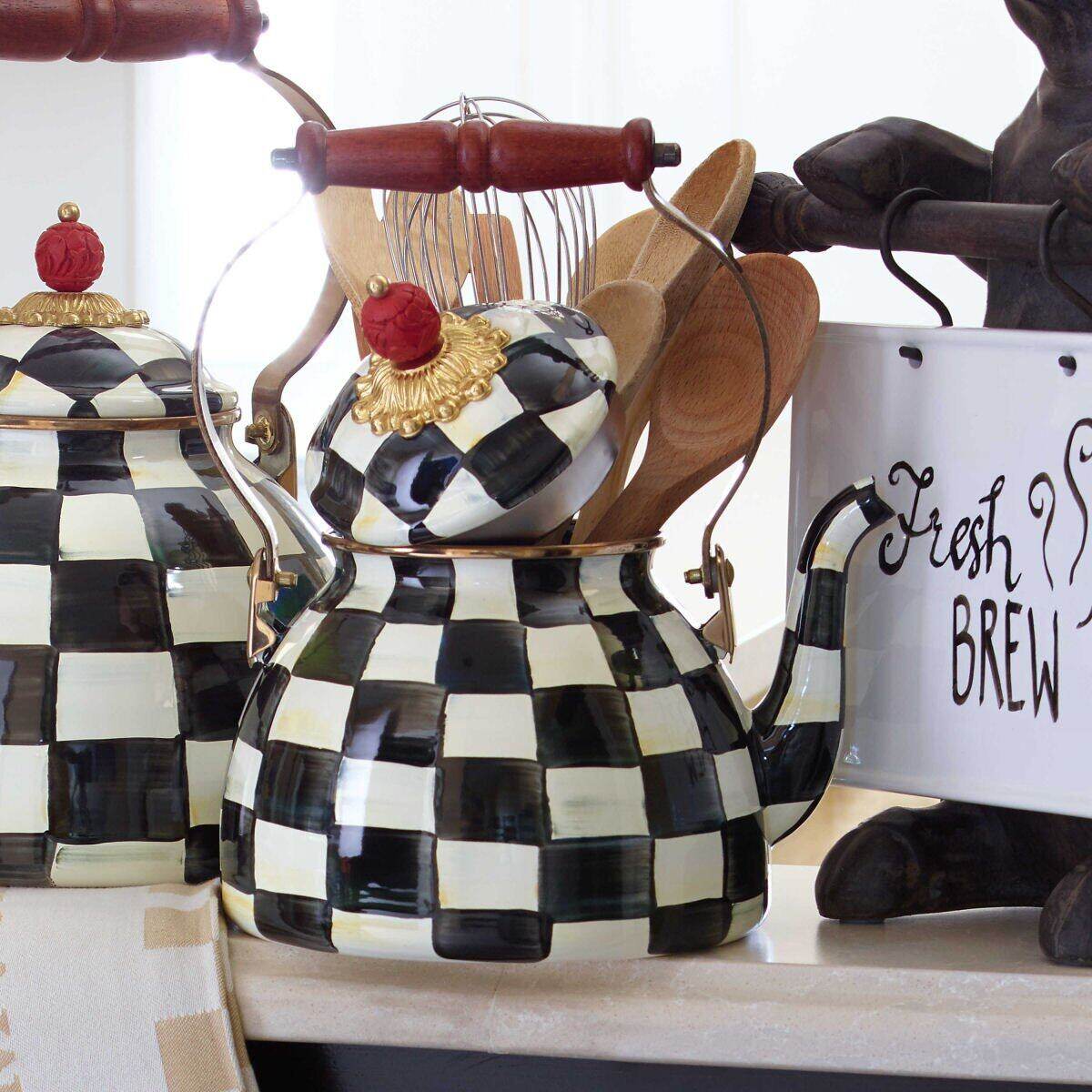 Iconic Black & White Courtly Check Enamel Tea Kettle 1,89L by MacKenzie-Childs