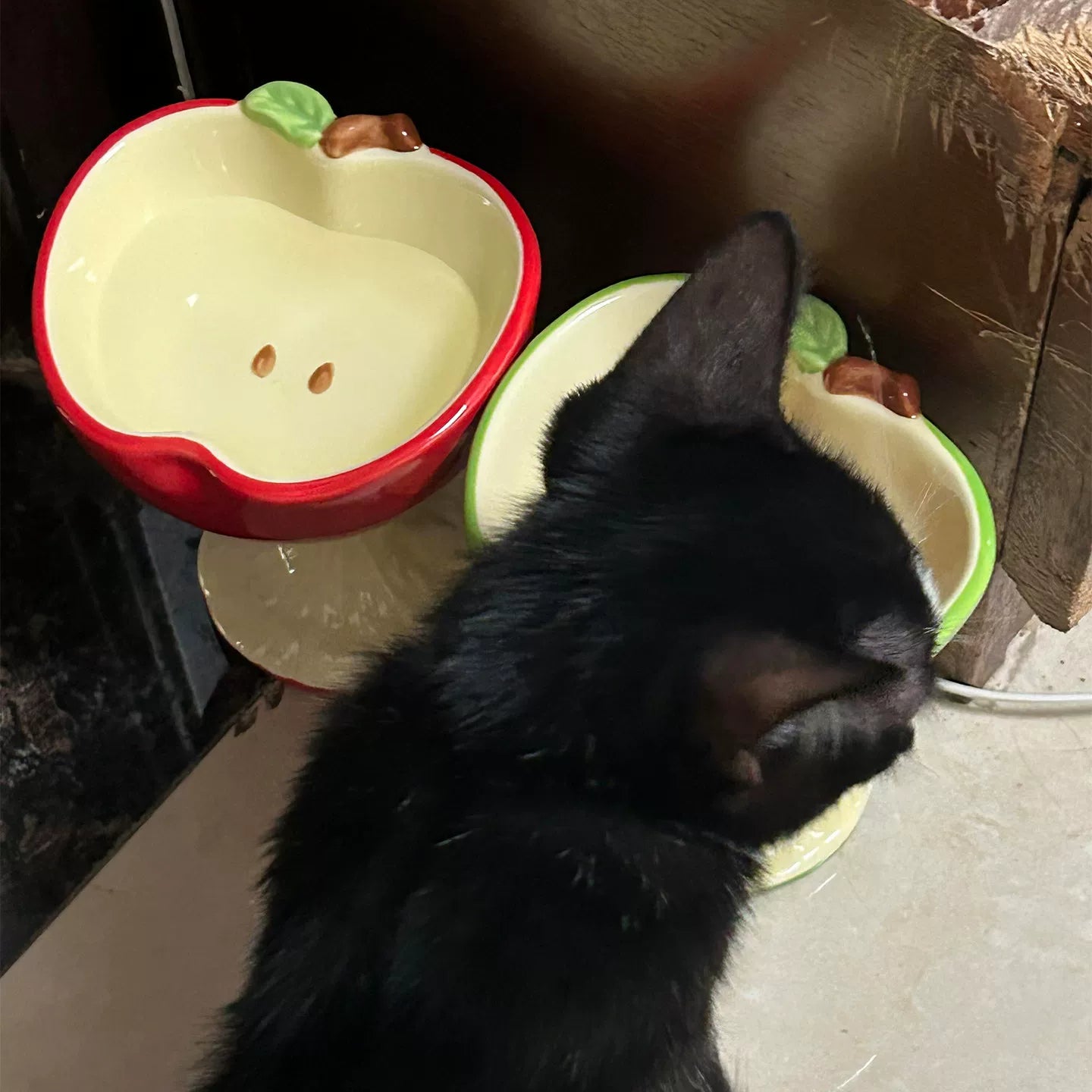 Posdma | Apple-Shaped Ceramic Pet Bowl with Raised Design for Daily Feeding