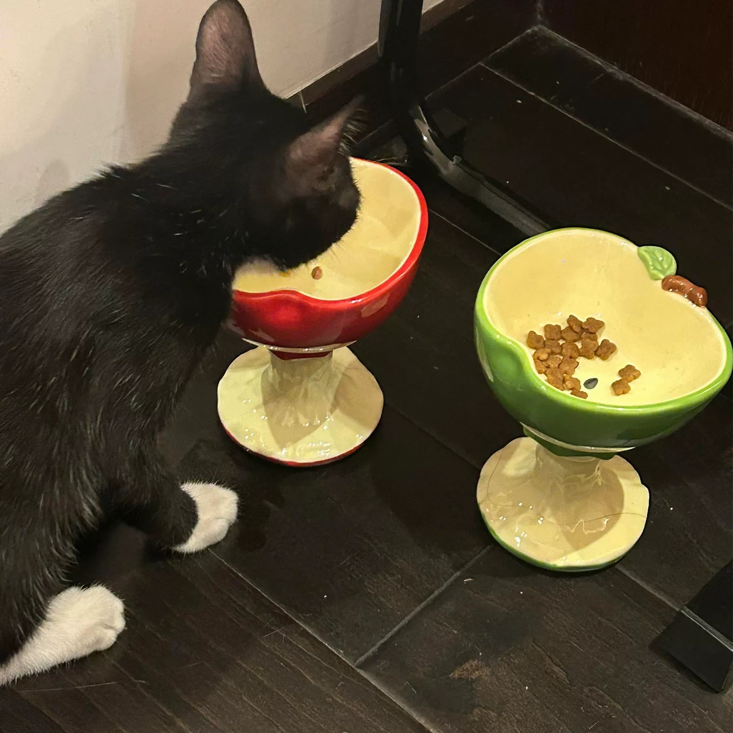 Posdma | Apple-Shaped Ceramic Pet Bowl with Raised Design for Daily Feeding
